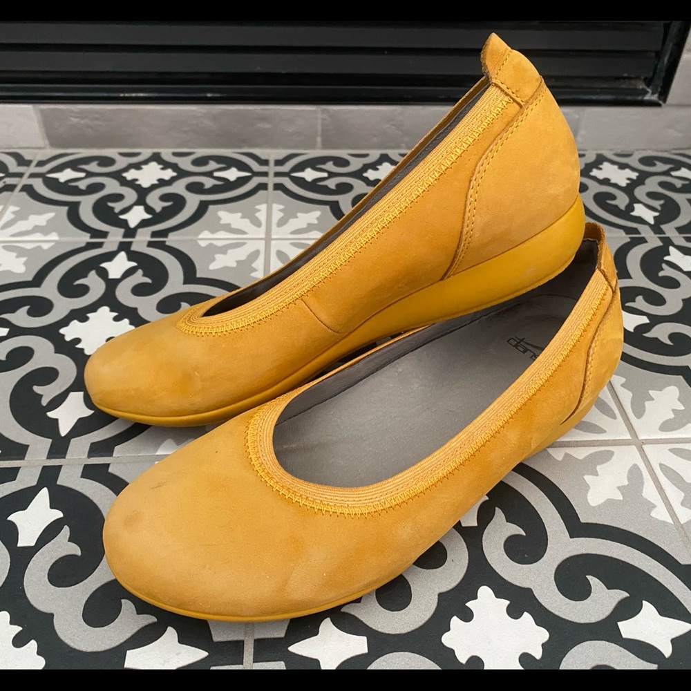 Dansko Sz 39 / 8.5-9 Leather Flats Mustard GOLD Hardly Worn Rubber Soles Shoes